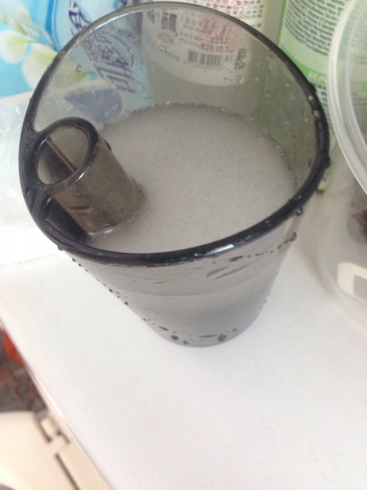 女生租屋處廁所的老舊水龍頭流出超強氣泡水....