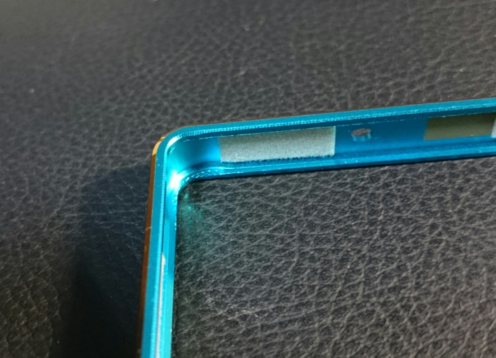 手機使用金屬保護框，反而先被刮傷...