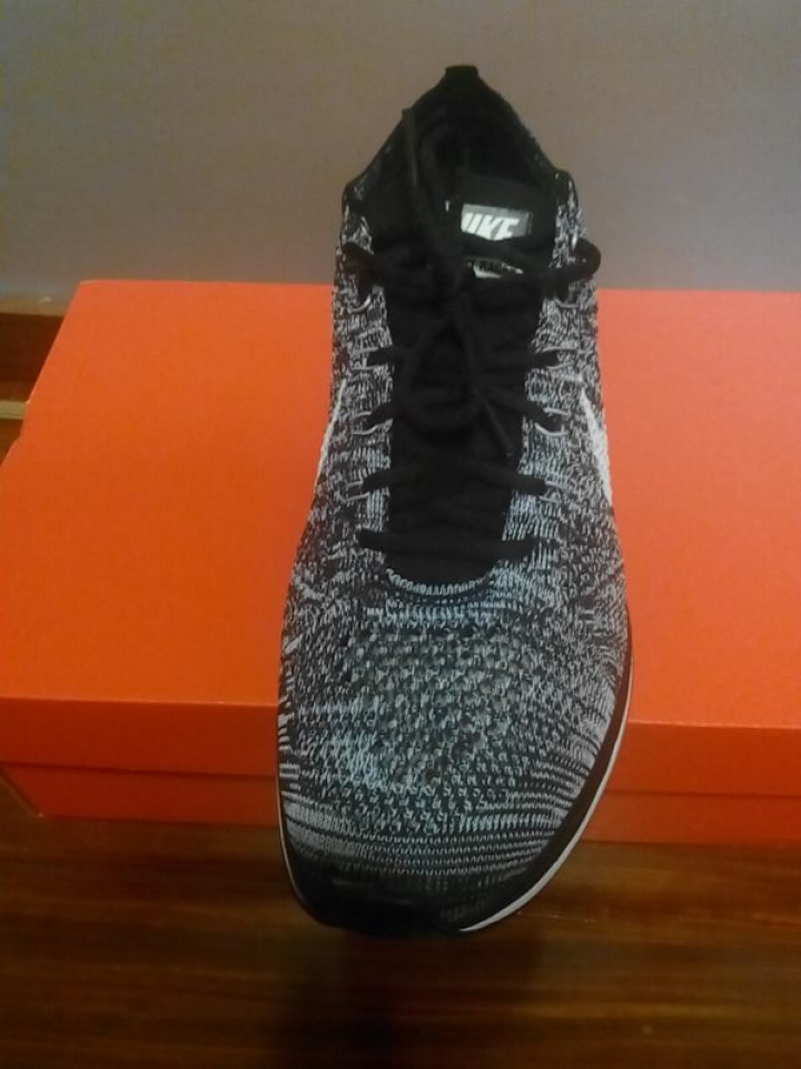 請問有人知道這雙nike flyknit racer真假嗎？