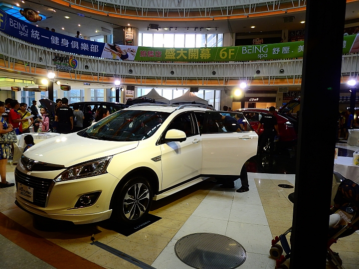 暑假最後一天完全不浪費，夢時代看Luxgen、吃下午茶！