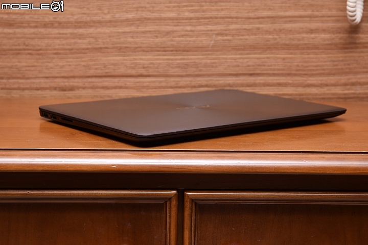 i5版的ASUS ZenBook UX305LA筆電微開箱