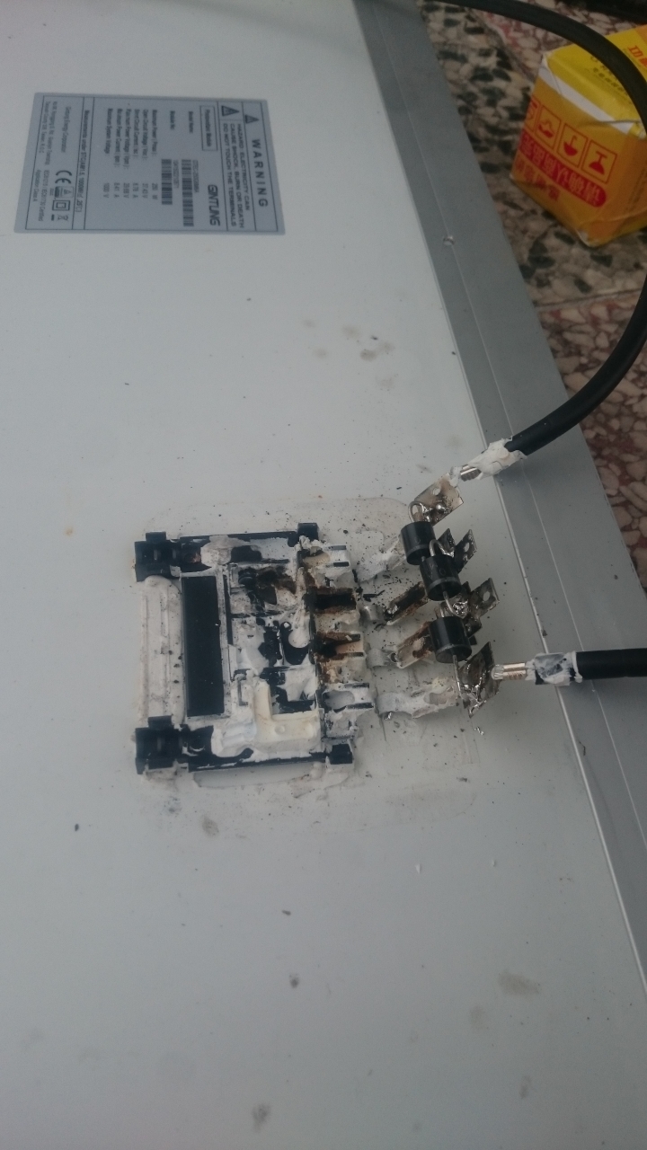 來點特殊的DIY~沒錯~太陽能光電板.....維修.....