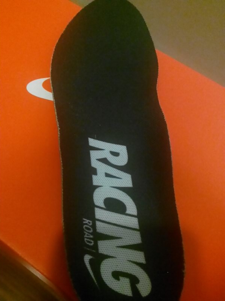 請問有人知道這雙nike flyknit racer真假嗎？