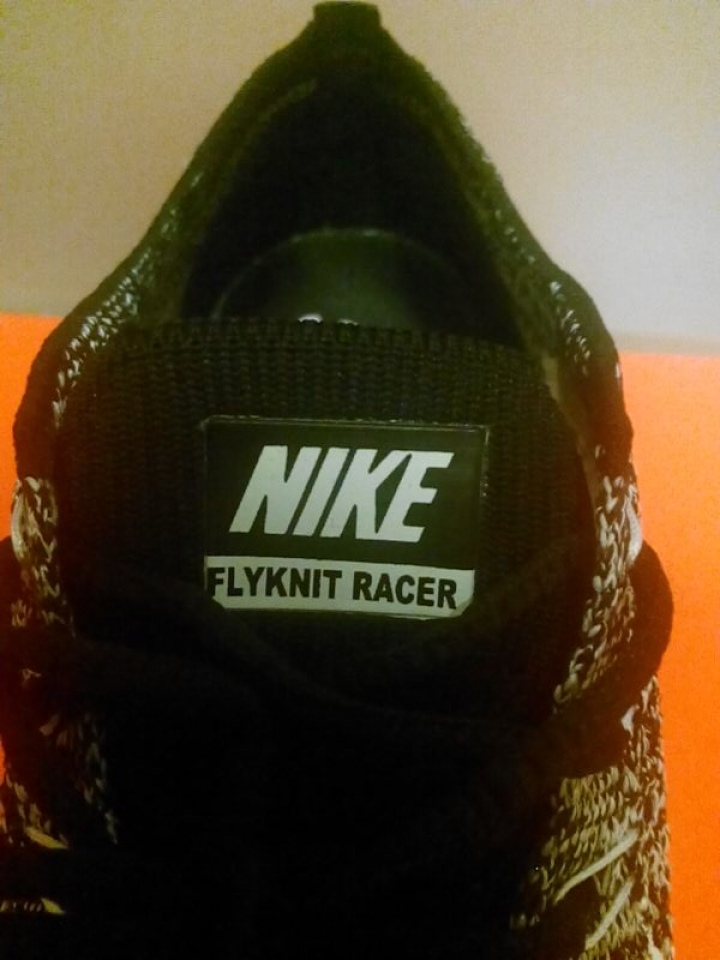 請問有人知道這雙nike flyknit racer真假嗎？