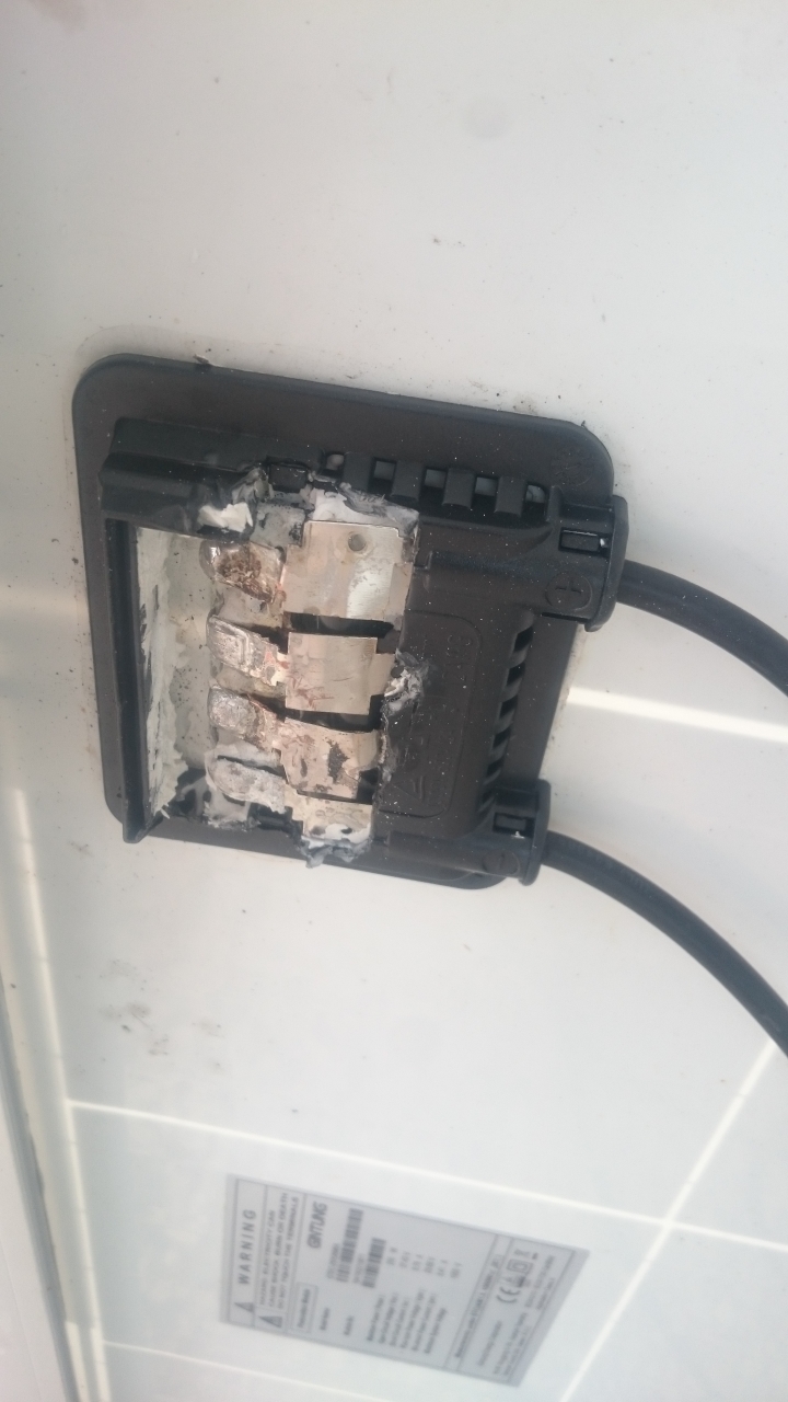 來點特殊的DIY~沒錯~太陽能光電板.....維修.....