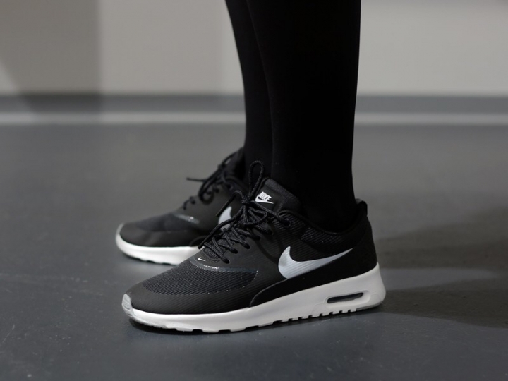 請問air max thea黑灰