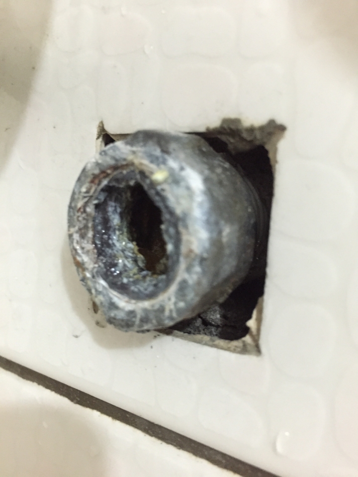 電熱水器水管斷了