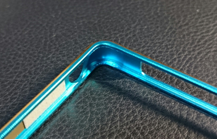 手機使用金屬保護框，反而先被刮傷...