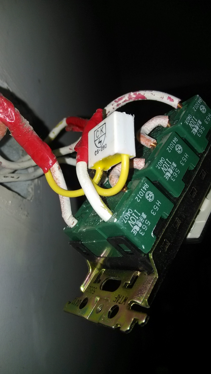 請問三個單切開關接線盒發現這個東東?