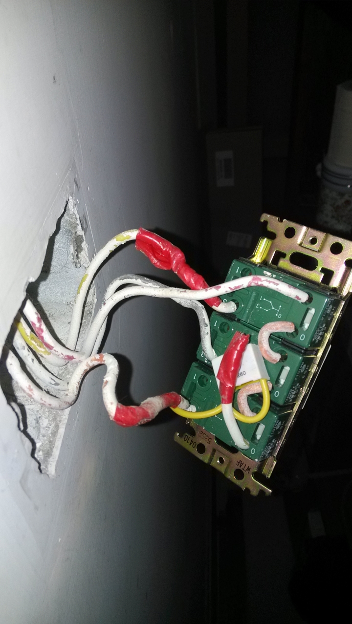 請問三個單切開關接線盒發現這個東東?