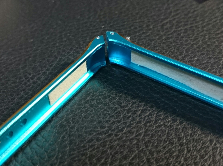 手機使用金屬保護框，反而先被刮傷...