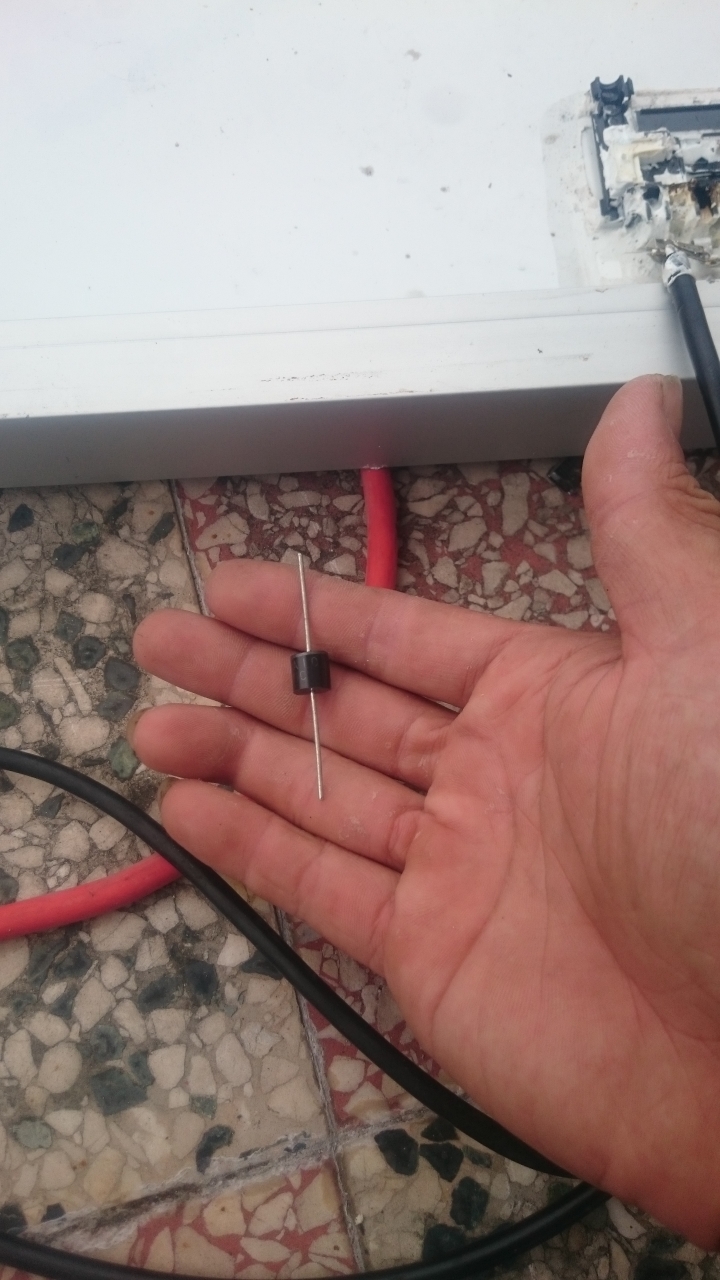 來點特殊的DIY~沒錯~太陽能光電板.....維修.....