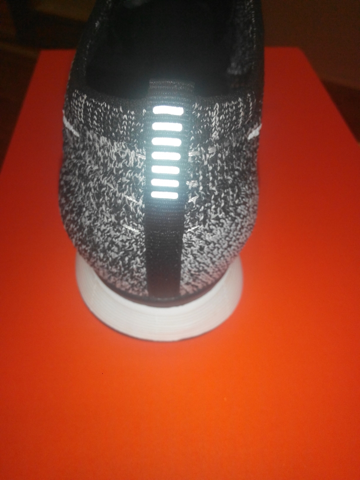 請問有人知道這雙nike flyknit racer真假嗎？