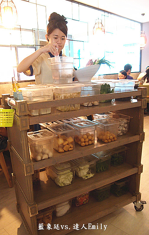 【台中美食】:藍象廷泰式火鍋中友店,食材佳,沾醬優,雙人團購券9吃到飽喔!