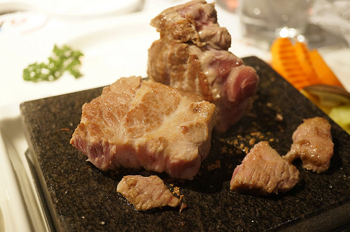 [食記]台北大安 油花細緻高品質牛排 高溫天然岩石 自己動手烤 套餐精緻擺盤驚豔-凱恩斯岩燒餐廳