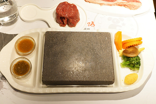 [食記]台北大安 油花細緻高品質牛排 高溫天然岩石 自己動手烤 套餐精緻擺盤驚豔-凱恩斯岩燒餐廳