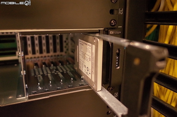[全臺第一]怪獸級40G效能&自動分層NAS開箱 -QNAP TVS-EC1580MU-SAS-RP 多圖