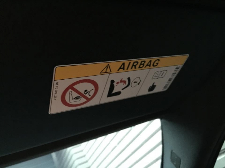 新車上的遮陽板上的貼紙如何去除?