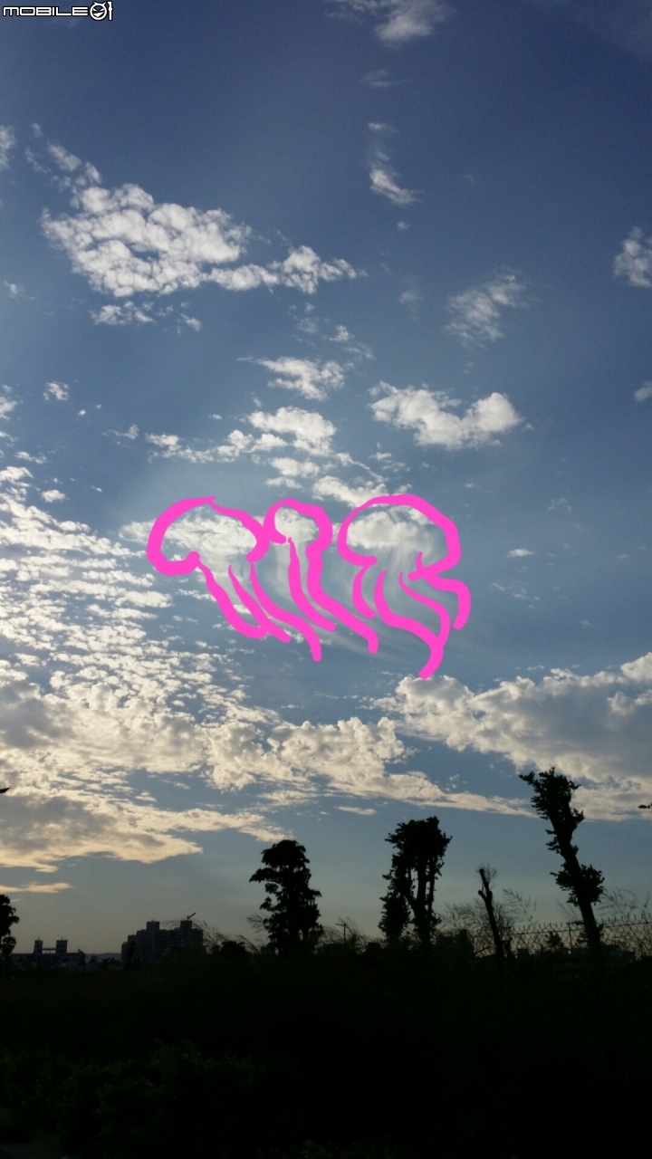 今天傍晚西方天空出現三朵水母雲~