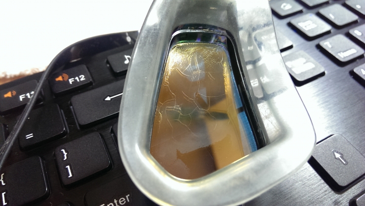 speedo 泳鏡內層龜裂?