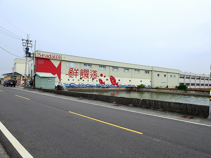 林邊鄉彩繪鐵路橋墩，順道政益觀光工廠，再一路到底崎峰濕地進入大鵬灣。
