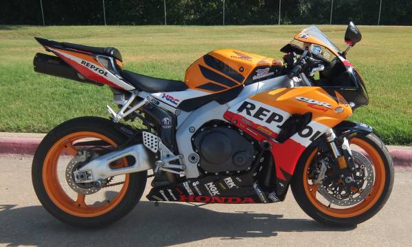 [已購入並補上照片]即將購入二手CBR1000rr，請車友幫忙在三台中做出選擇。