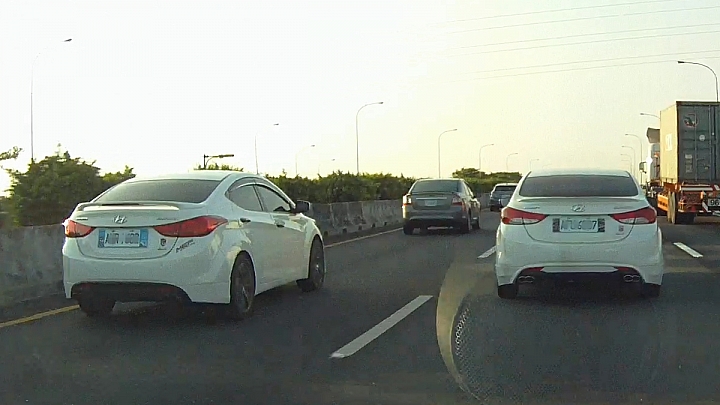 Elantra高速行駛,精準控制,閃過路肩故障車?!