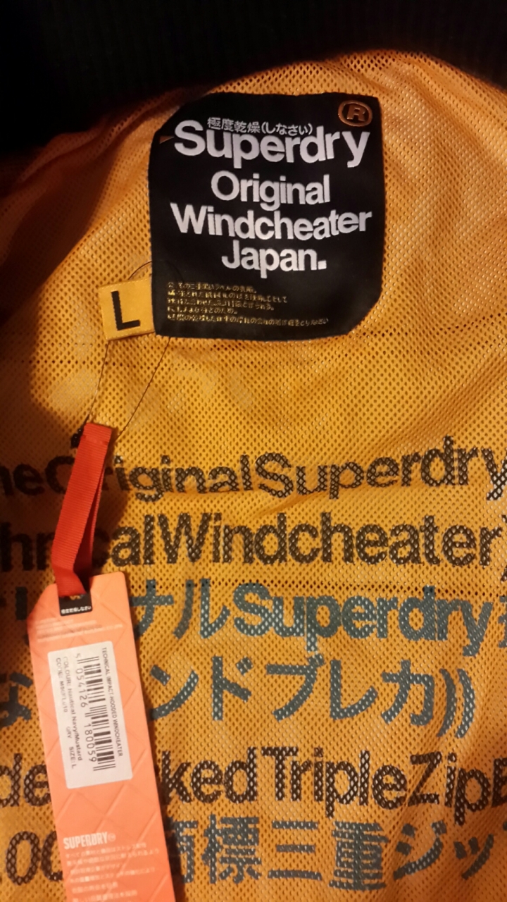 請問一下這件superdry外套是哪一年的款式?