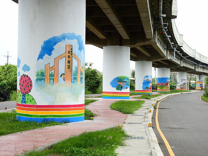 林邊鄉彩繪鐵路橋墩，順道政益觀光工廠，再一路到底崎峰濕地進入大鵬灣。