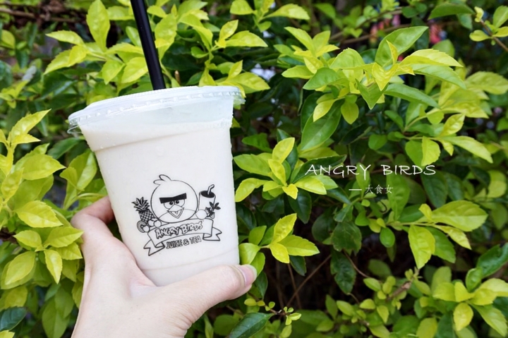 [食記] Angry Birds來了！全球首家憤怒鳥主題飲品旗艦店♪ANGRY BIRDS Juice & Tea 果汁&茶(板橋麗寶百貨)-親民價格讓憤怒鳥更顯親民可愛了！附完整菜單menu