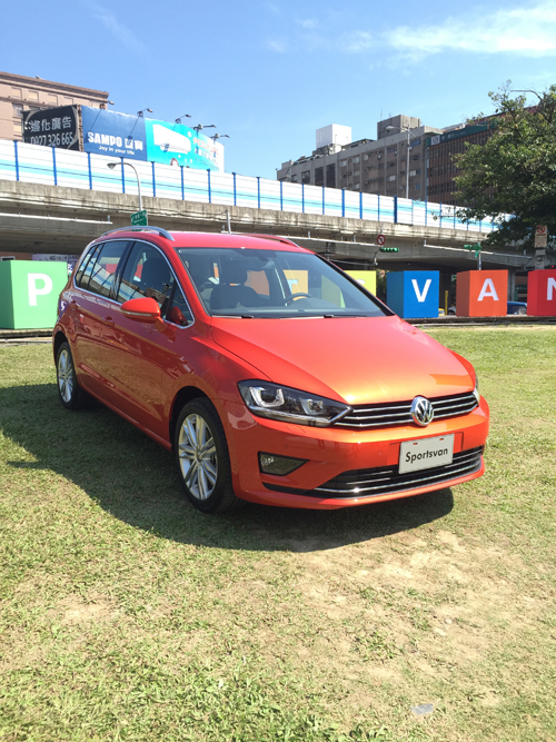 轉彎遇到VW Sportsvan新車發表，價格是109.8萬、114.8萬、127.8萬