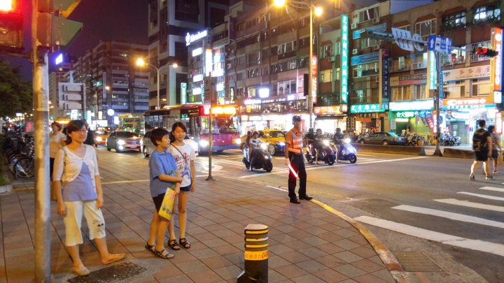 LG G4最強拍照旗艦機︰街拍台灣 信義區夜景 CSK不專業 體驗