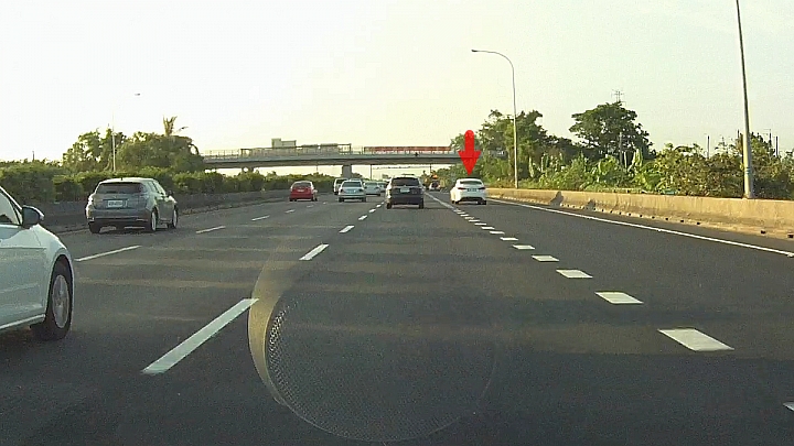 Elantra高速行駛,精準控制,閃過路肩故障車?!