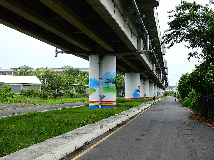 林邊鄉彩繪鐵路橋墩，順道政益觀光工廠，再一路到底崎峰濕地進入大鵬灣。