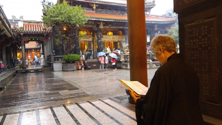 【LG G4最強拍照旗艦機︰街拍台灣】漫步在雨中~龍山寺