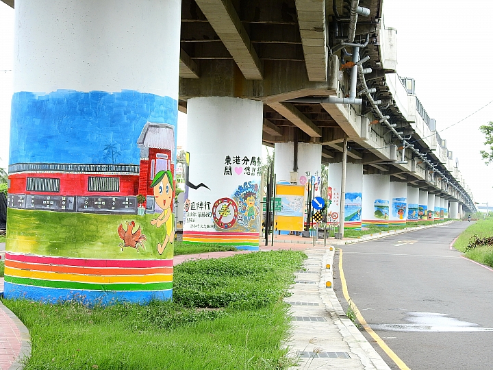 林邊鄉彩繪鐵路橋墩，順道政益觀光工廠，再一路到底崎峰濕地進入大鵬灣。