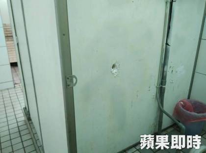 對於男廁所隔間牆挖洞，請問大家的看法？