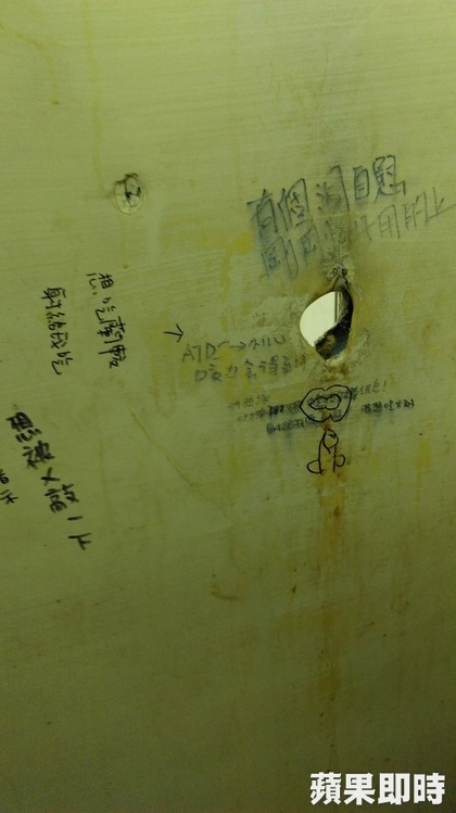 對於男廁所隔間牆挖洞，請問大家的看法？