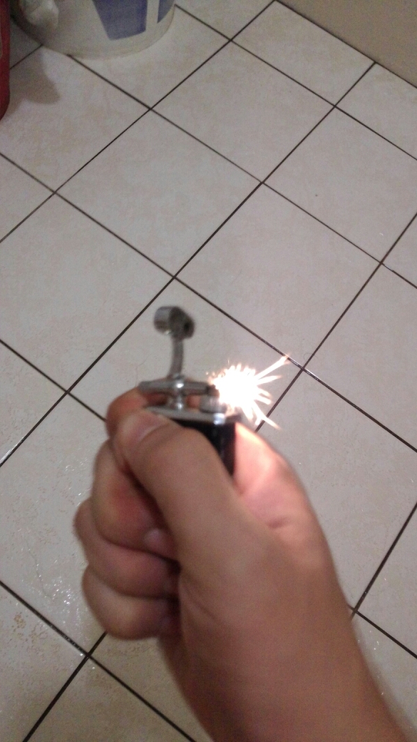 請問這是哪種打火機(應該不是zip，圖少)