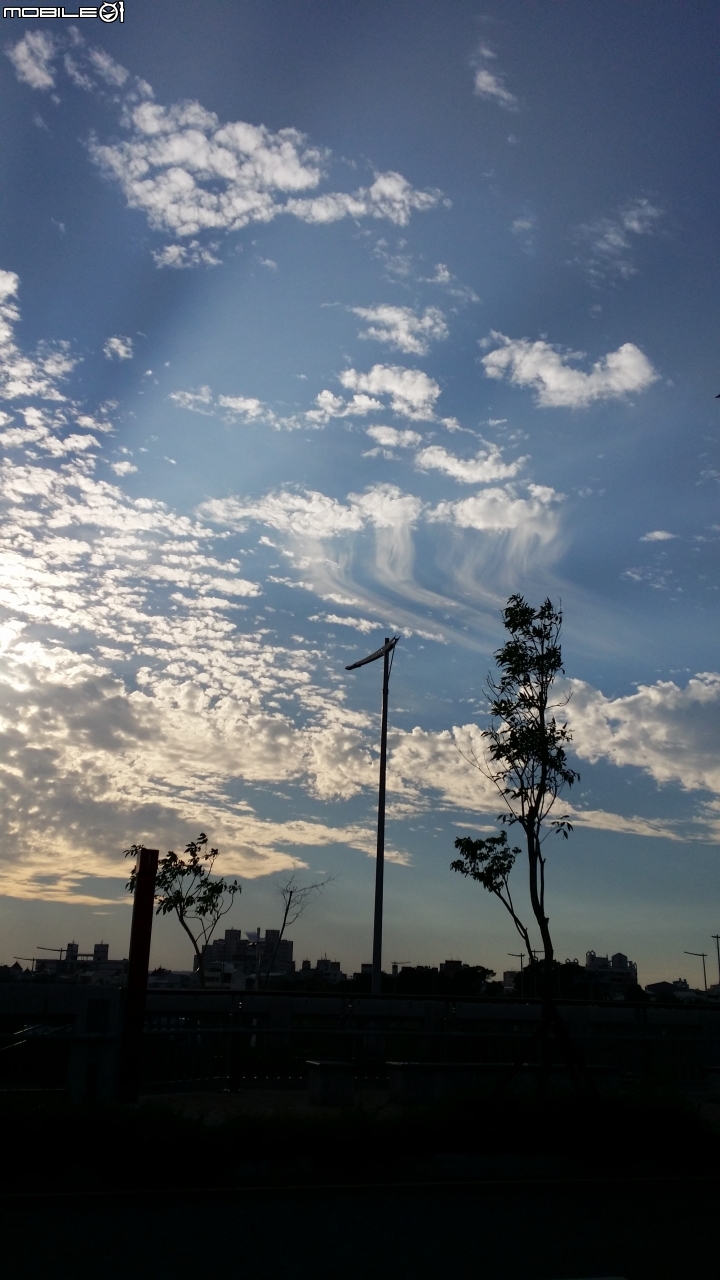 今天傍晚西方天空出現三朵水母雲~