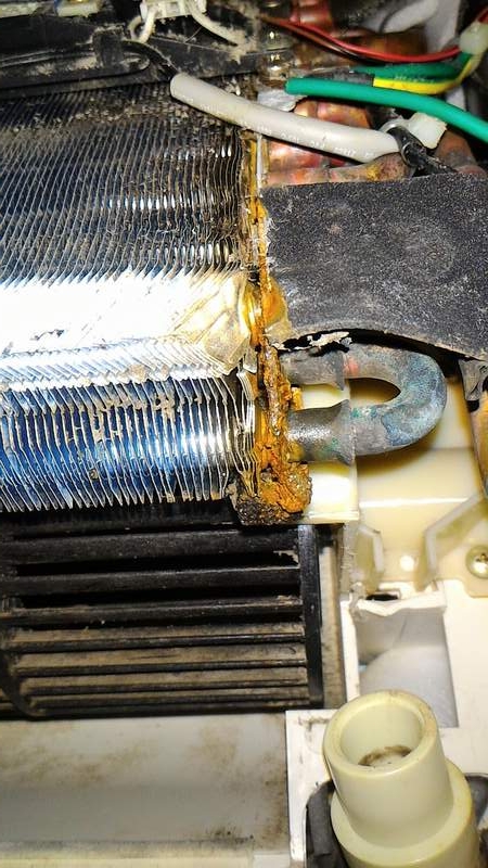 請問7年的冷氣，室內機這種生鏽狀況正常嗎？再鏽下去會如何？