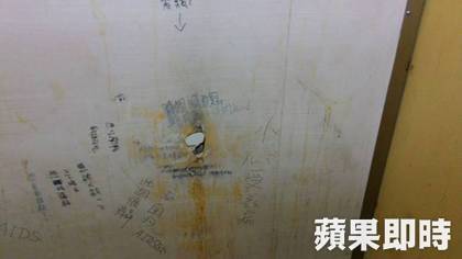 對於男廁所隔間牆挖洞，請問大家的看法？
