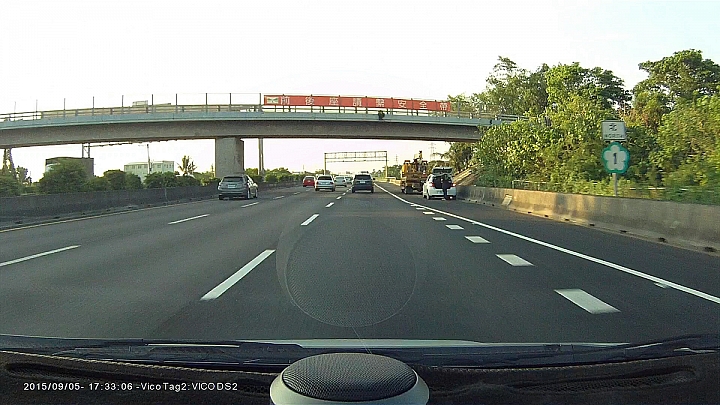Elantra高速行駛,精準控制,閃過路肩故障車?!