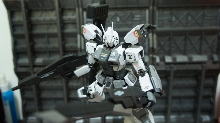 MG 1/100 驚異白戰士