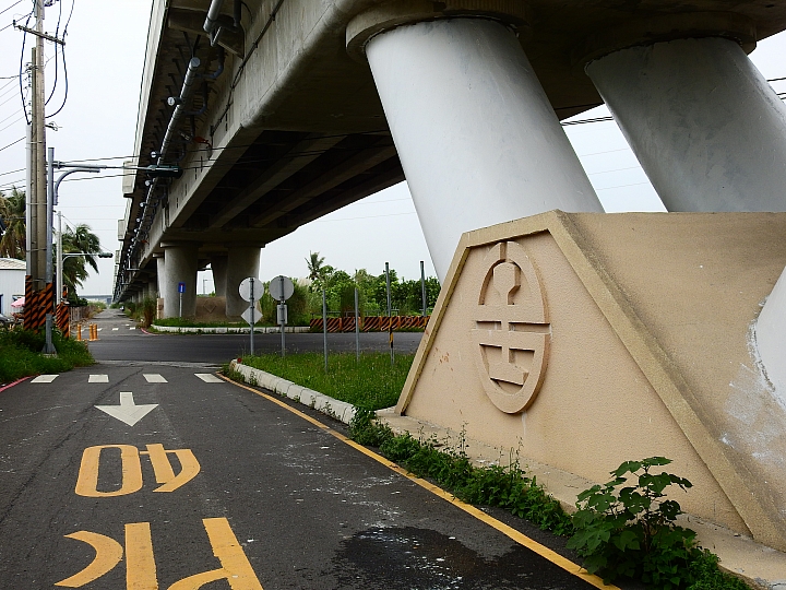 林邊鄉彩繪鐵路橋墩，順道政益觀光工廠，再一路到底崎峰濕地進入大鵬灣。