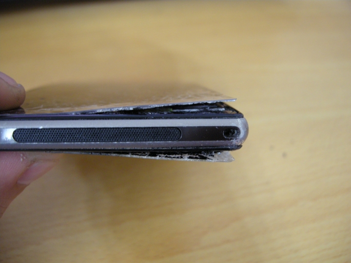 SONY Z1從口袋飛出後被三台機車壓過