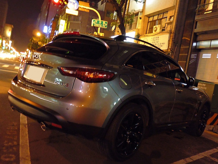 路邊看到稀有的QX70 S
