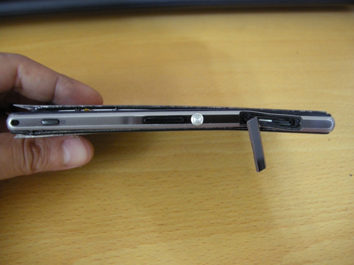 SONY Z1從口袋飛出後被三台機車壓過