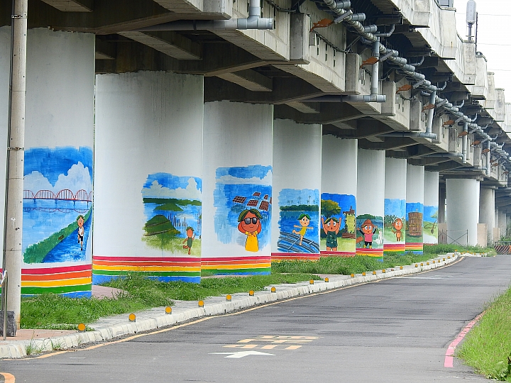 林邊鄉彩繪鐵路橋墩，順道政益觀光工廠，再一路到底崎峰濕地進入大鵬灣。