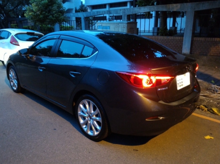 mazda3 灰色4D頂級 開箱